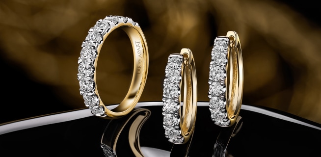 Elegancki komplet złotej biżuterii z diamentami lab zawierający pierścionek typu obrączka oraz wiszące kolczyki koła