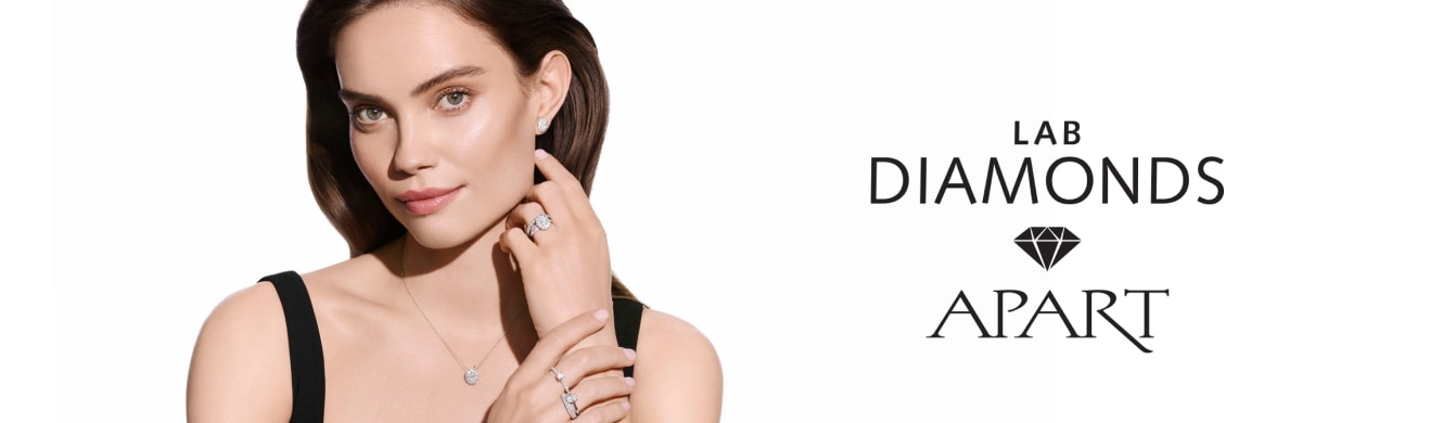 Modelka prezentująca diamentową biżuterię z kolekcji Lab Diamonds marki Apart obok oficjalnego logotypu serii.