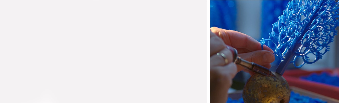 Woskowy model pierścionków tworzący wzory choinki