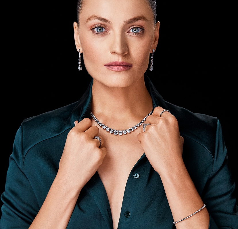 Anna Jagodzińska prezentuje biżuterię z białego złota z brylantami i diamentami