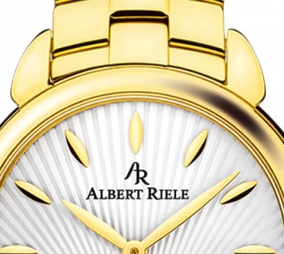 Fragment tarczy zegarka marki Albert Riele Gala z białą tarczą i złotą bransoletą