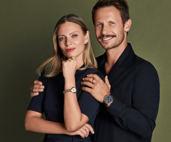 Magdalena Boczarska z Mateuszem Banasiukiem prezentują złote kolczyki, złoty sygnet z onyksem i zegarki Albert Riele Gala i Albert Riele Premiere