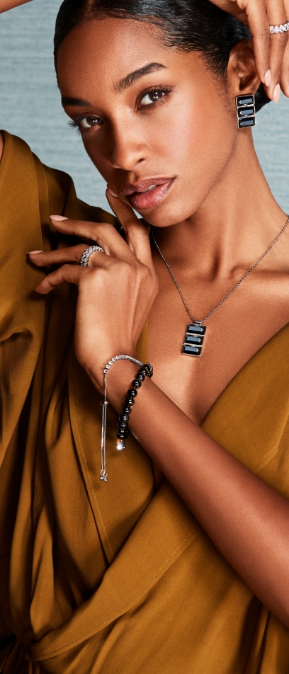 Yaritza Reyes-Zmysłowska prezentuje biżuterię z mosiądzu rodowaną z agatami