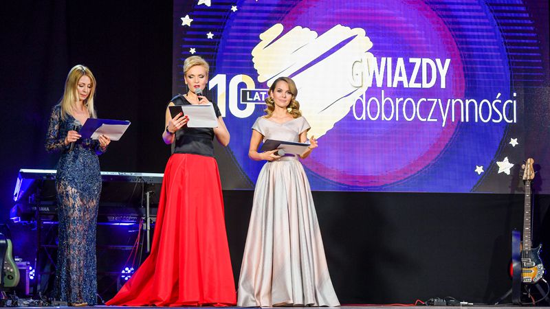 Laureaci 10. plebiscytu Gwiazdy dobroczynności ze statuetkami Apart