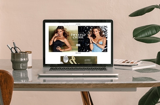 Laptop z otwartą stroną WWW Apart. Na pulpicie Julia Wieniawa w kolekcji Światłocienie