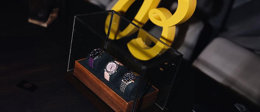 Zegarki w szklanej gablotce z kolekcji Lady Premier