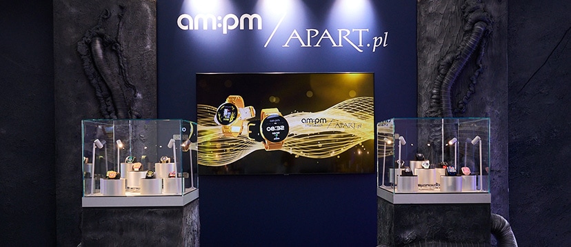 szklane gablotki z zegarkami marki am:pm - w tle banner z napisem am:pm i Apart.pl