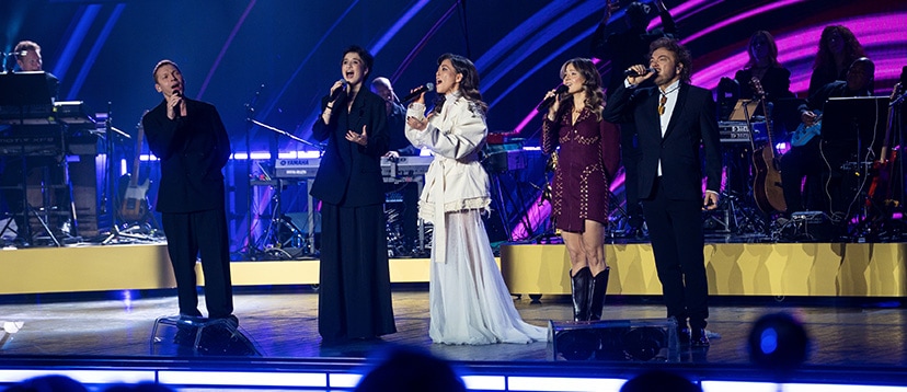 Grupa piosenkarzy na scenie Film Song Festival Bydgoszcz