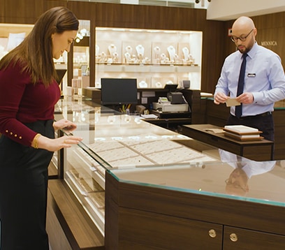 Klientka przy ladzie w salonie Apart