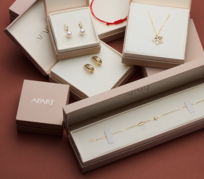 Biżuteria zapakowana w różowe pudełka z napisem Apart