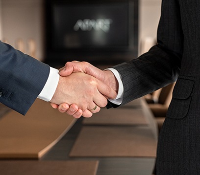 Mężczyźni podający sobie dłonie