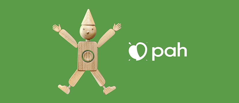 Drewniany pajacyk na zielonym tle