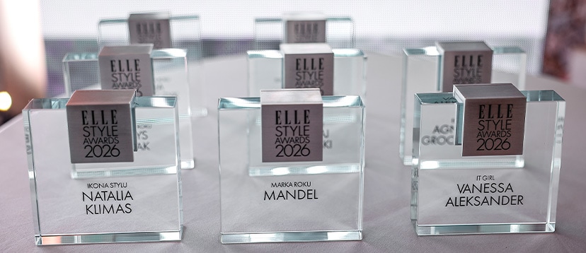 Szklane statuetki nagród ELLE Style Awards 2026 ustawione na stole