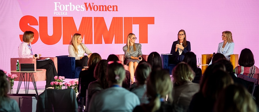 Panel dyskusyjny podczas konferencji Forbes Women Summit z udziałem ekspertek na scenie.