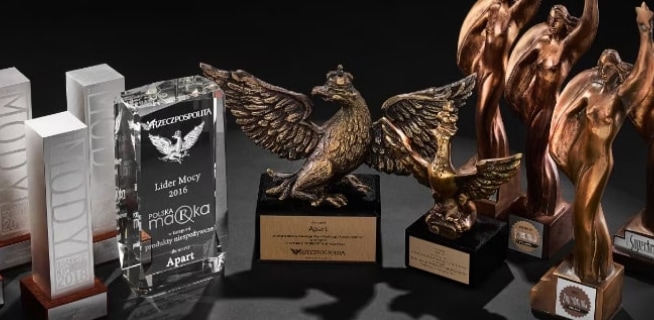 Kolekcja prestiżowych statuetek i nagród biznesowych przyznanych firmie Apart