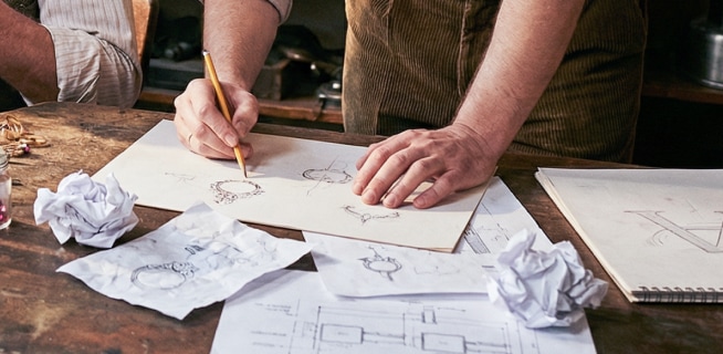 Proces projektowania biżuterii przez rzemieślnika