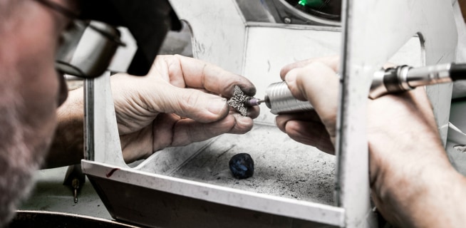 Proces ręcznej obróbki biżuterii, szlifowanie lub polerowanie elementu przez złotnika