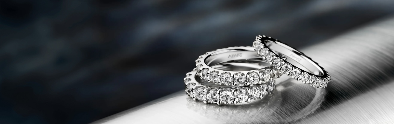 Pierścionek z białego złota z brylantami z kolekcji Eternity marki Apart