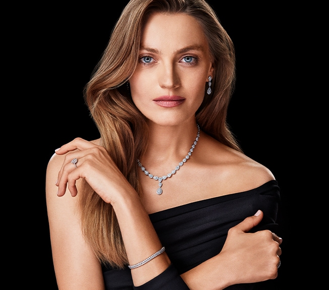 Modelka Anna Jagodzińska w stylizacji biżuterii z diamentami