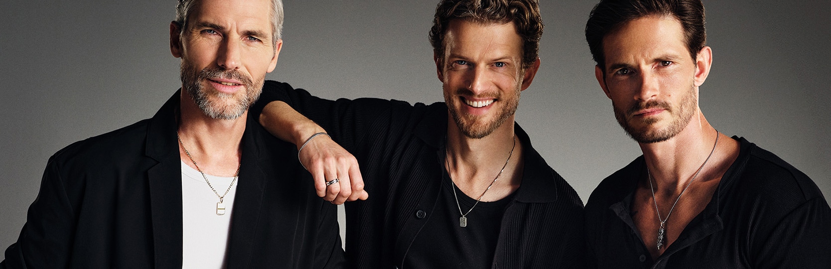 Trójka mężczyzn w sesji męskiej dla Apart. Panowie prezentują biżuterię męską