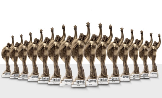 Mosiężne statuetki z podobizną kobiety