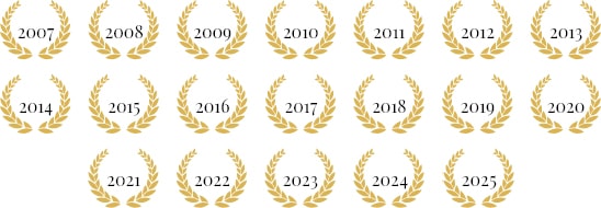 Logo nagrody - wieniec w kolorze złota z przypisanym rokiem