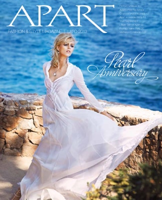 Magazyn Apart - na okładce Anja Rubik w bialej sukni na tle morza