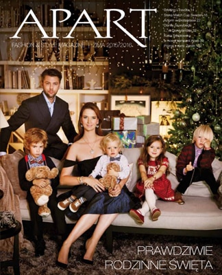 Magazyn Apart - na okładce Karolina Malinowska i Olivier Janiak z rodziną siedząca na kanapie w świątecznej aranżacji