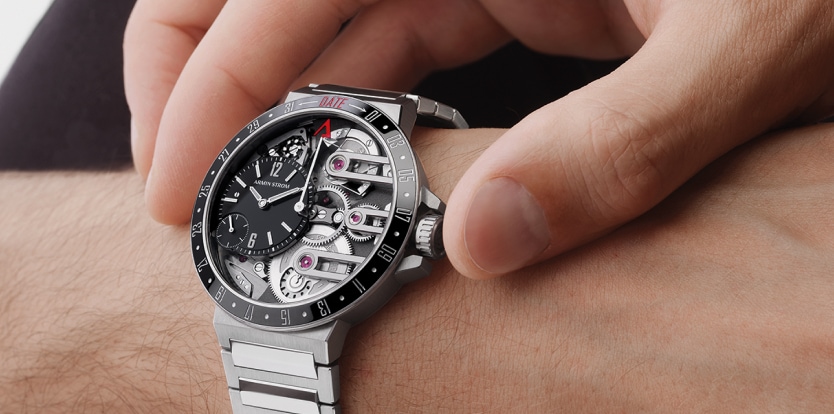 Zegarek męski marki Armin Strom założony na nadgarstku