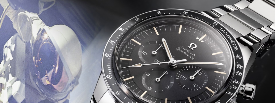 Zegarek OMEGA z czarną tarczą i srebrną bransoletą, w tle kosmonauta