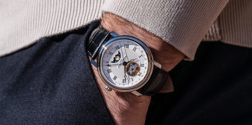 Zegarek męski Frederique Constant na nadgarstku mężczyzny