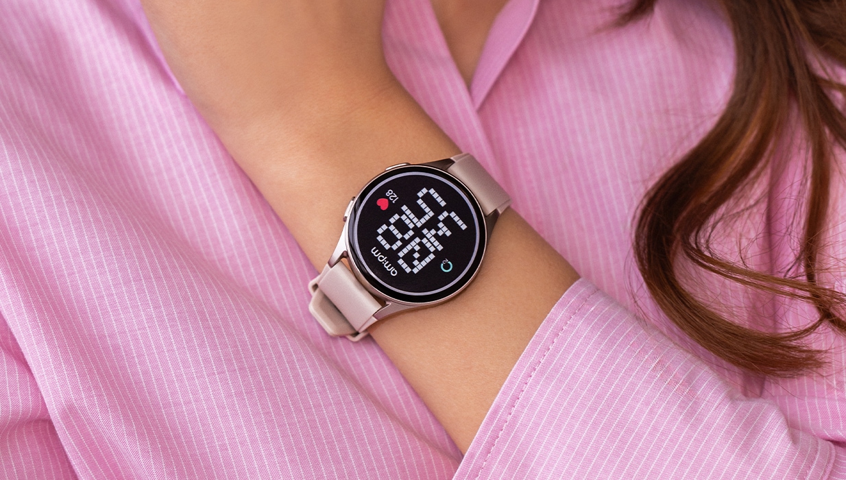 Smartwatch AM:PM z okrągłą kopertą i różowym silikonowym paskiem