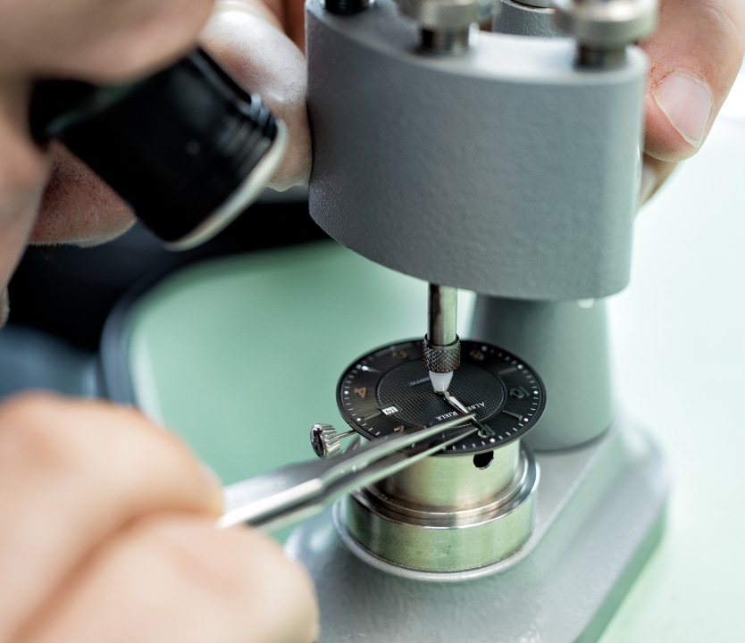 zegarmistrz sprawdzający mechanizm zegarka