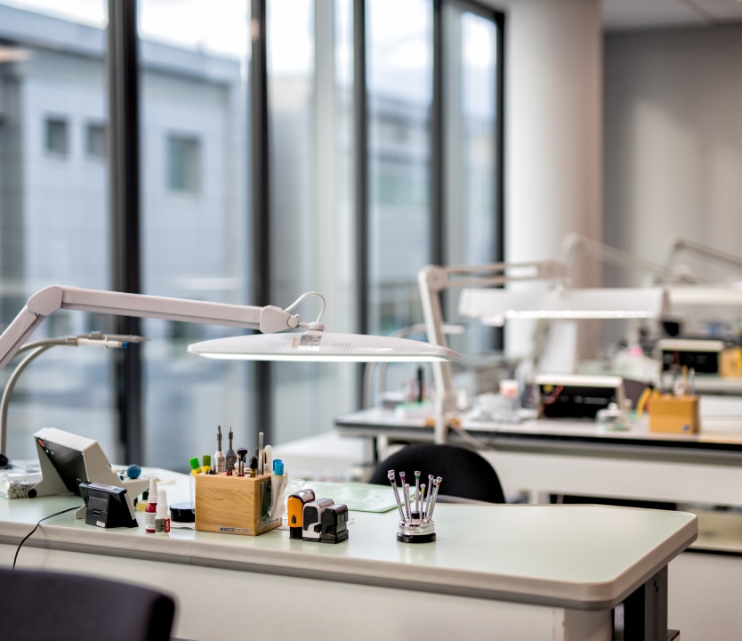 biurka do pracy przy serwisowaniu zegarków