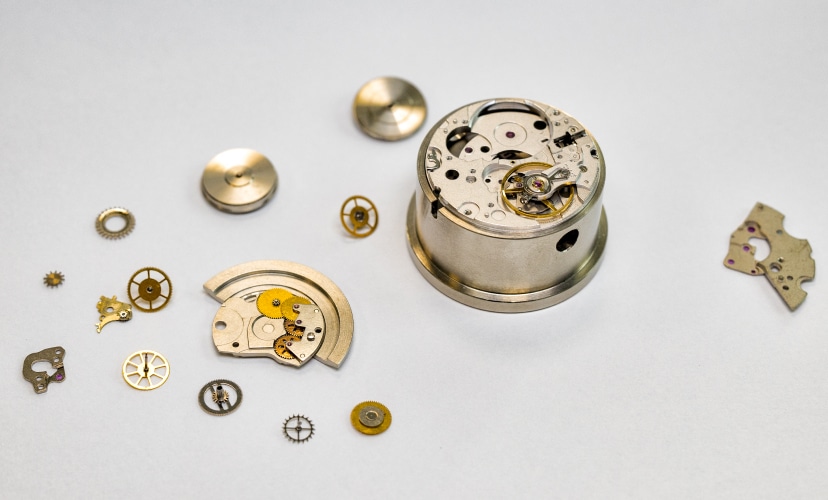 złote części zegarka