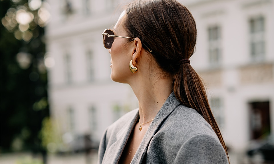 Biurowa stylizacja to nie tylko odpowiednio dobrany strój, ale także przemyślane dodatki, które budują profesjonalny wizerunek. Odpowiednio dobrana biżuteria w pracy powinna podkreślać naszą osobowość, jednocześnie nie przytłaczając całości stylizacji.