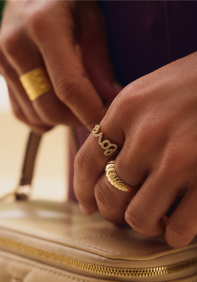 Złote pierścionki w futurystycznych ksztaltach