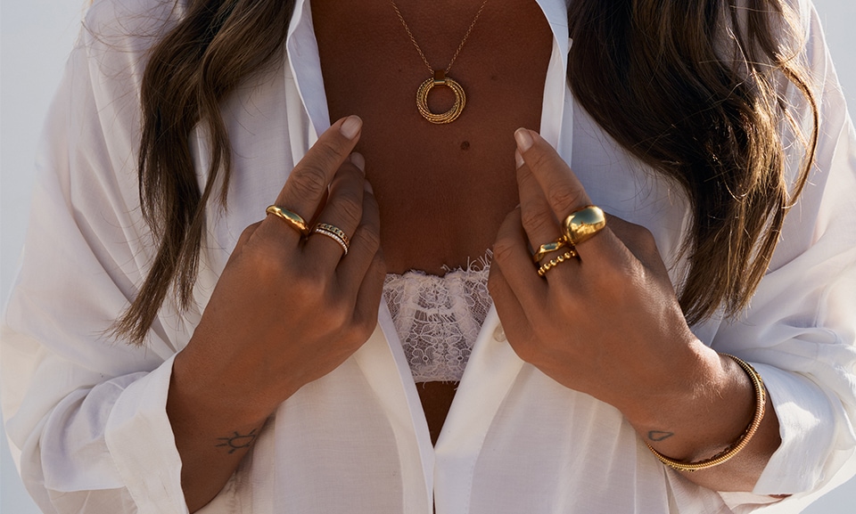 Dobrze dobrany rozmiar biżuterii - bransoletki, pierścionka czy łańcuszka lub naszyjnika - wpływa na komfort noszenia i sprawia, że biżuteria układa się estetycznie na ciele. W razie wątpliwości dobrym rozwiązaniem jest konsultacja z jubilerem lub przymierzenie biżuterii w salonie.