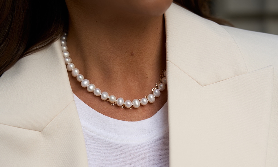 Podstawową zasadą doboru biżuterii podczas pracy w domu powinien być minimalizm. Nie tylko odnoszący się do konkretnych jej rodzajów, ale również w ujęciu globalnym