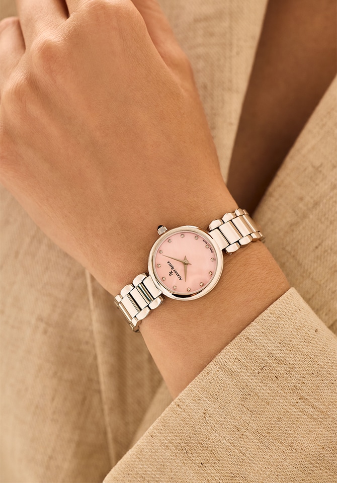 Damski zegarek marki Albert Riele założony na nadgarstku