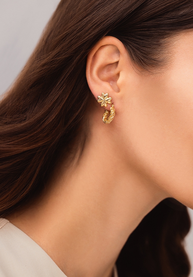 Złoty pierścionek z masą perłową