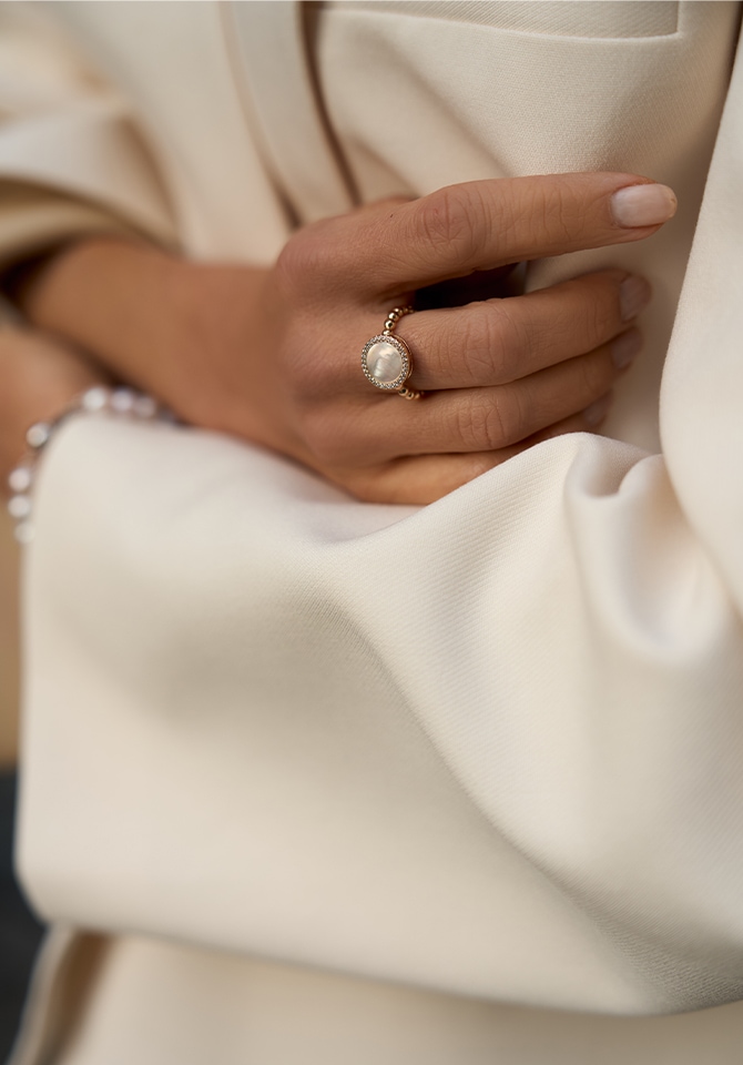 Złoty pierścionek z masą perłową