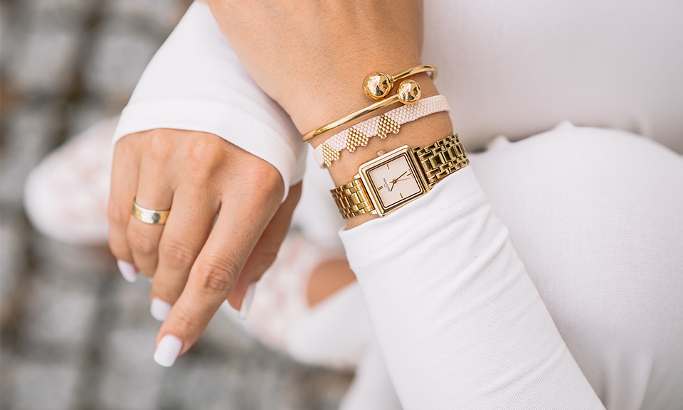 Biżuteria to doskonały wybór na prezent urodzinowy. W Apart znajdziemy naszyjniki, bransoletki, kolczyki oraz pierścionki, które zachwycają różnorodnością form i materiałów.