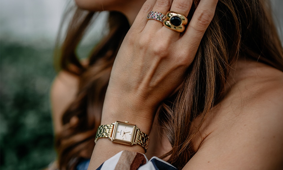 Biżuteria z grawerem wykonana ze srebra to połączenie elegancji i trwałości, a szeroki wybór dodatków i przedmiotów pozwala dopasować upominek do każdej okazji.