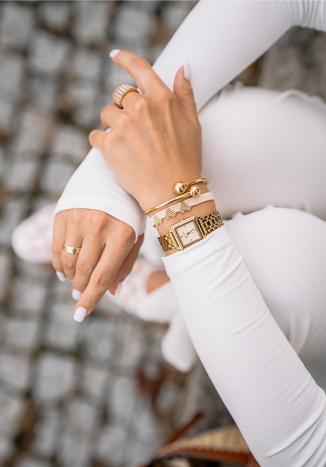 Para młoda prezentująca złote obrączki