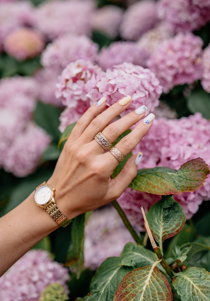 Para młoda prezentująca złote obrączki