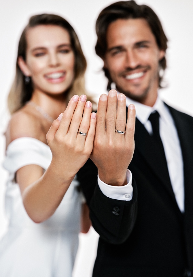 Para młoda prezentująca złote obrączki