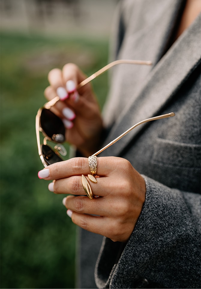 Obrączki z białego złota na dłoniach mężczyzny i kobiety