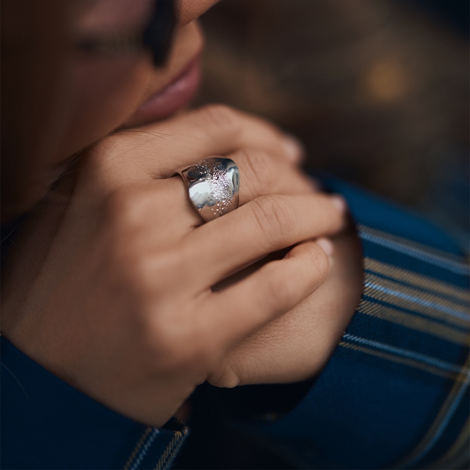 Pierścionek ze stali szlachetnej założony na palcu