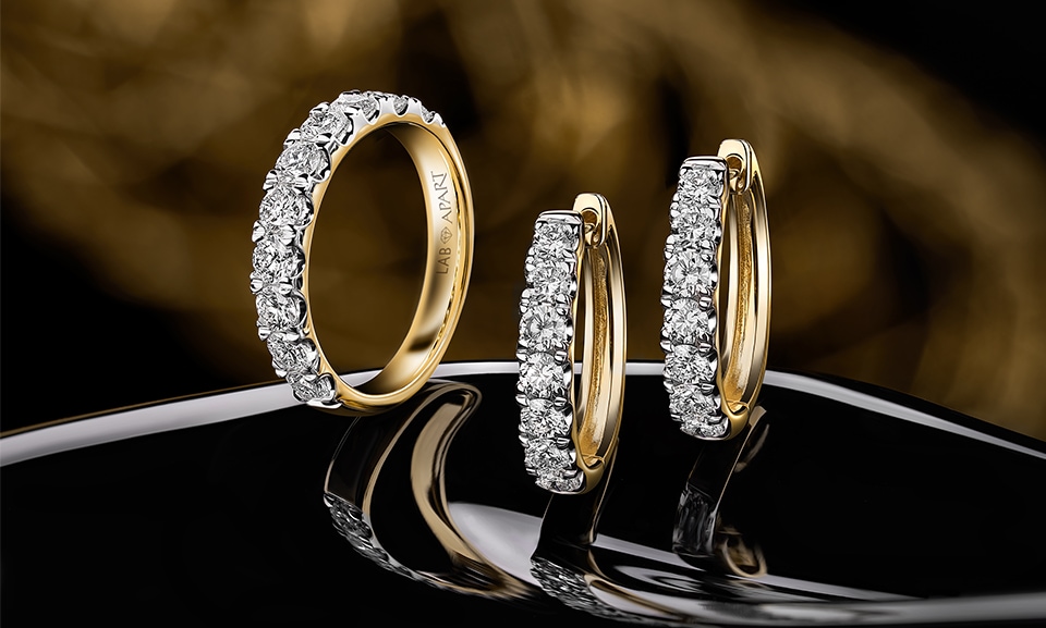 Jeden karat (1 ct) odpowiada dokładnie 0,2 grama, czyli 200 miligramom. Oznacza to, że aby obliczyć masę diamentu w gramach, wystarczy pomnożyć liczbę karatów przez 0,2.